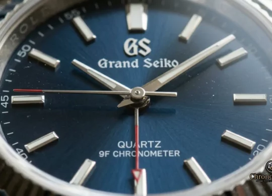 What does a skipping second hand indicate on a quartz watch